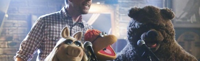 The Muppets Take Over a Karaoke Bar (HILARIOUS VIDEO)